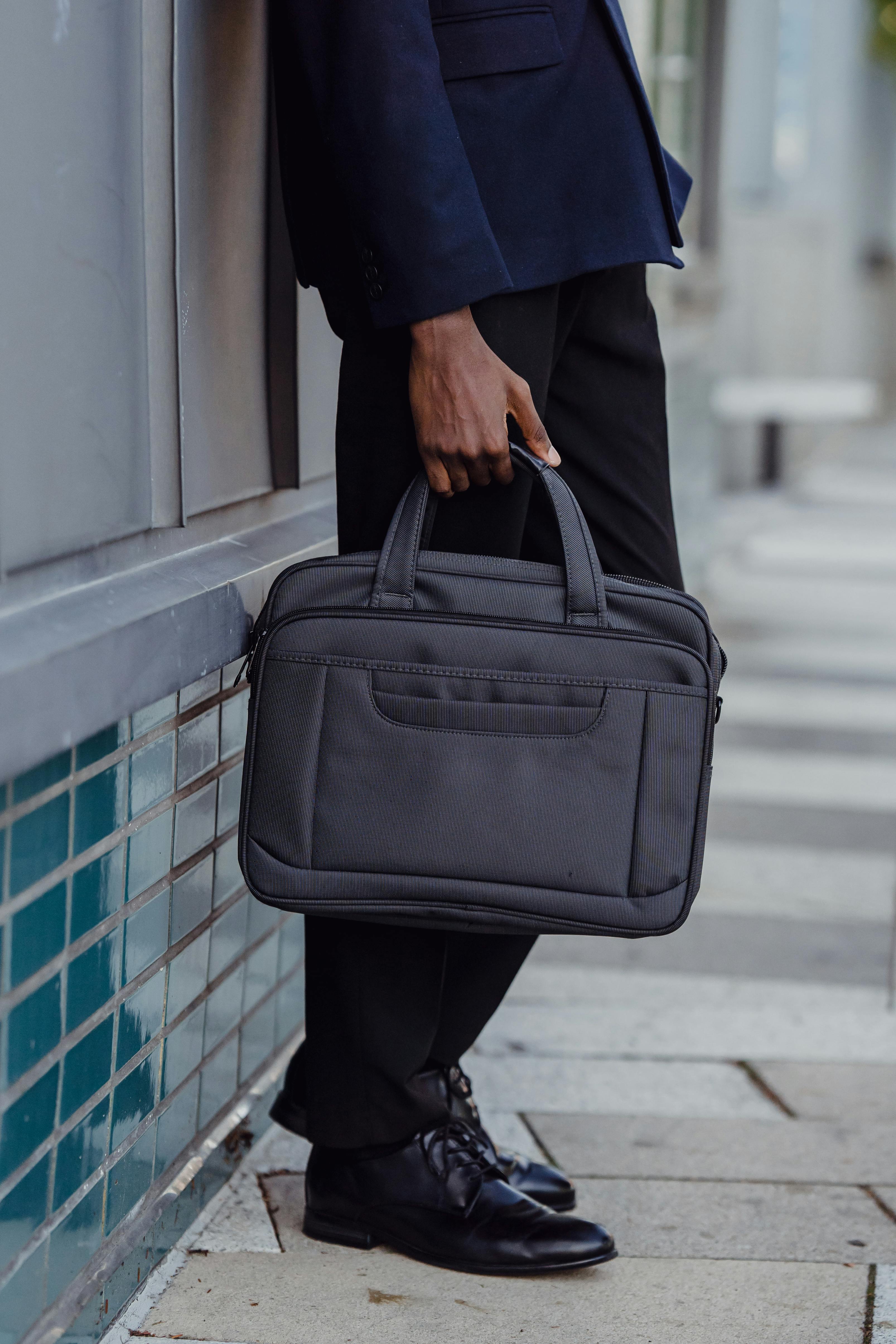 Cuir, simili ou textile technique : quelle matière pour un porte-documents durable ?